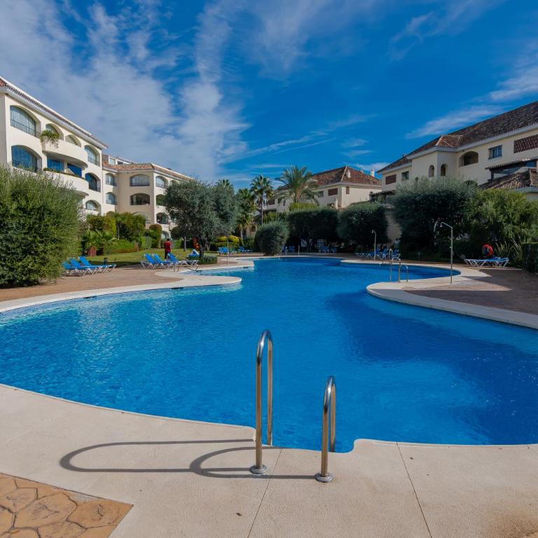 Fantástico Ático Dúplex en Marbella, con vistas al mar y a 300 metros de la playa - Apartamento de 3 dormitorios - 2
