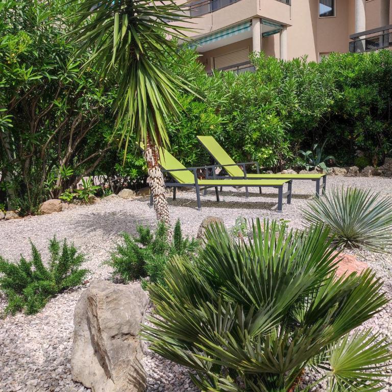 Le Palmier, jardin privatif, plage 200m, centre et restaurants à deux pas, climatisé, wifi, garage, rénové - Apartment with Garden View - 1