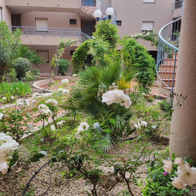 Le Palmier, jardin privatif, plage 200m, centre et restaurants à deux pas, climatisé, wifi, garage, rénové - Apartment with Garden View - 15