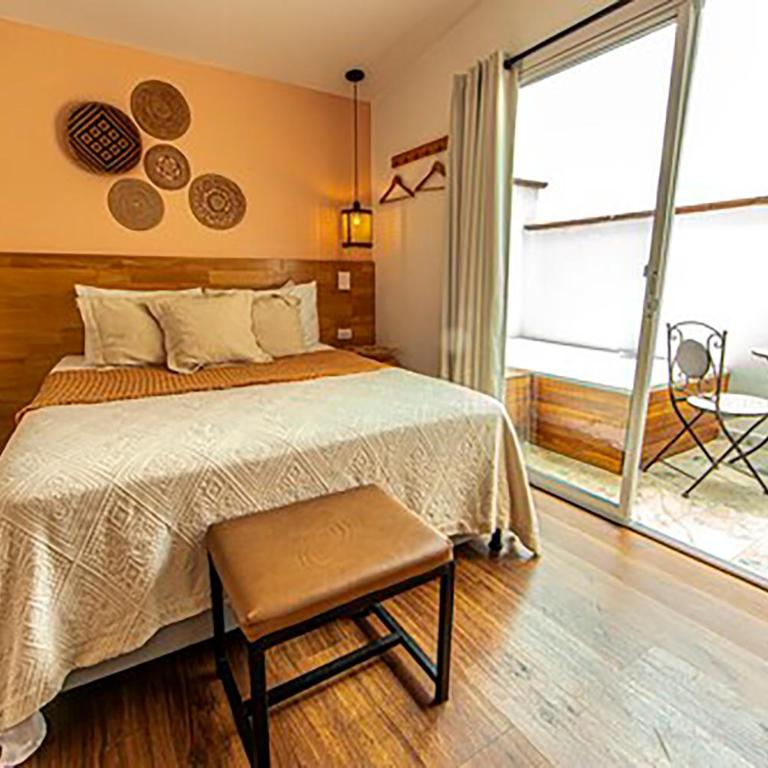 La Martina Hotel Boutique - Habitación con cama grande y balcón - 6
