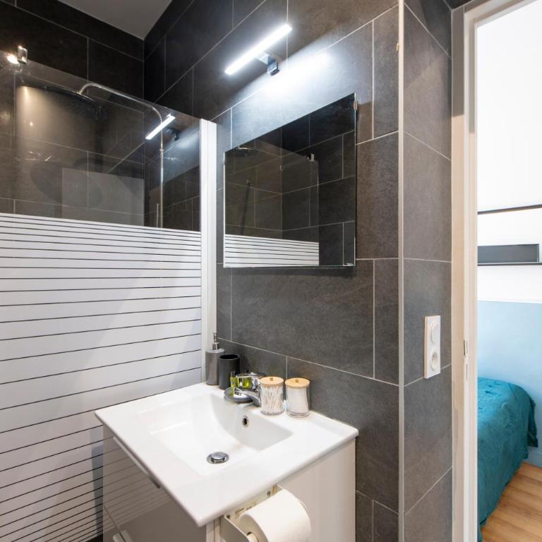 Parisian Getaway for two in iconic Montmartre neighborhood - Monolocale Deluxe - 19