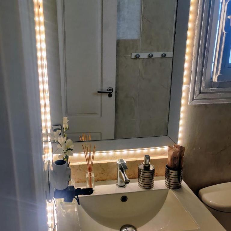 Puerto Banus Apartment near beachfront, big sunny terrace, pool, tennis court, parking & movies projector - One-Bedroom Apartment - 29