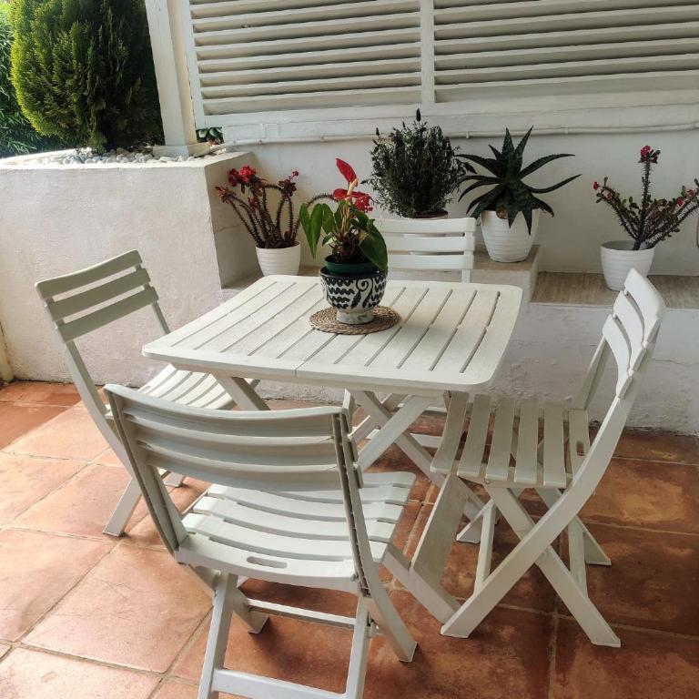 Puerto Banus Apartment near beachfront, big sunny terrace, pool, tennis court, parking & movies projector - One-Bedroom Apartment - 3