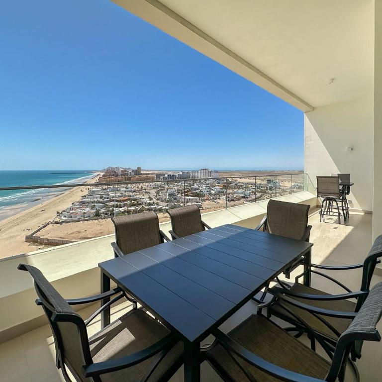 2BR Sandy Beach Beachfront Getaway - Apartment - 4