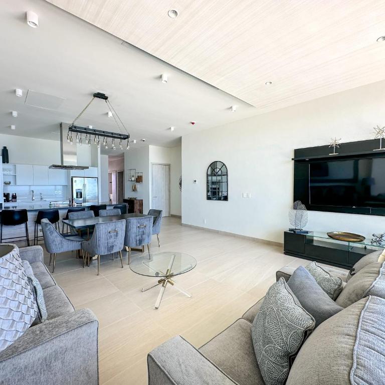 2BR Sandy Beach Beachfront Getaway - Apartment - 5