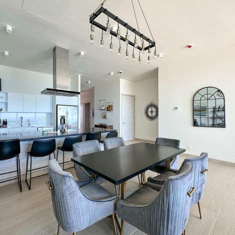 2BR Sandy Beach Beachfront Getaway - Apartment - 11