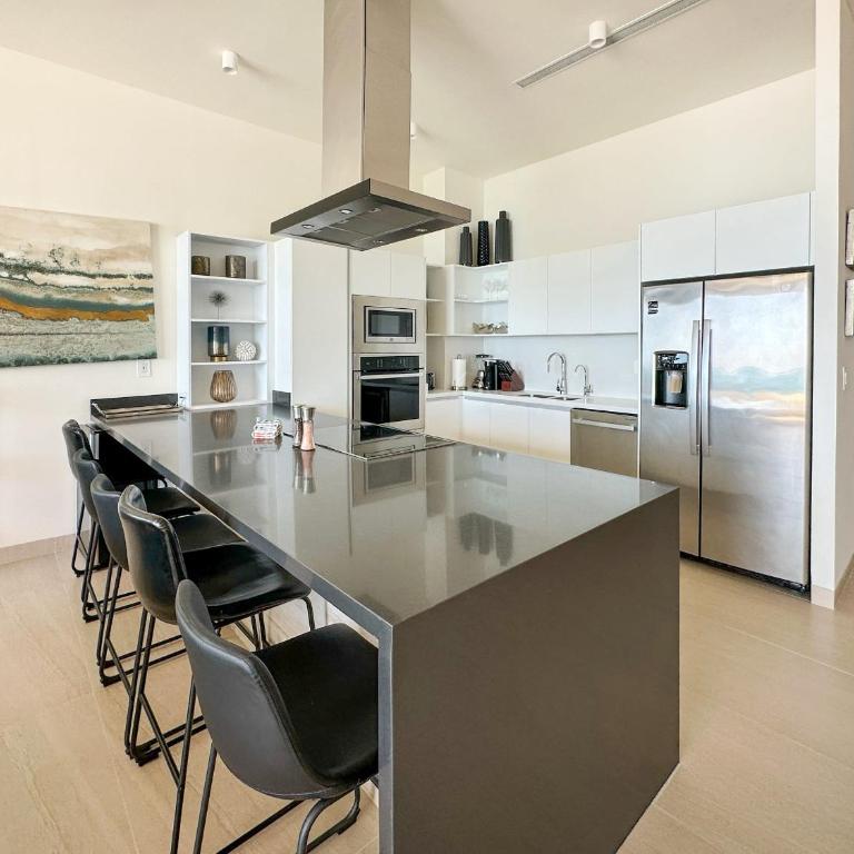 2BR Sandy Beach Beachfront Getaway - Apartment - 14
