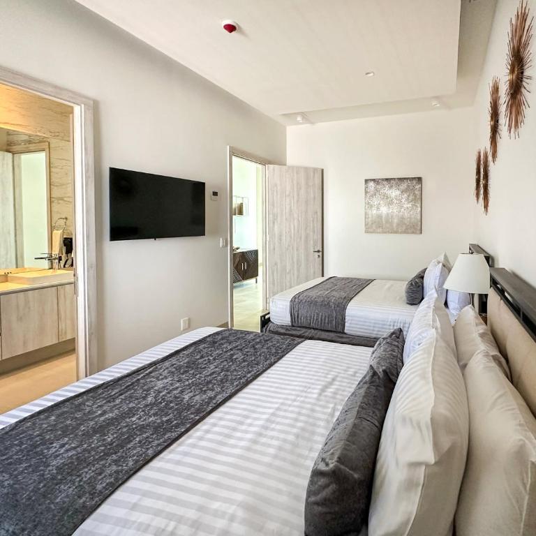 2BR Sandy Beach Beachfront Getaway - Apartment - 43
