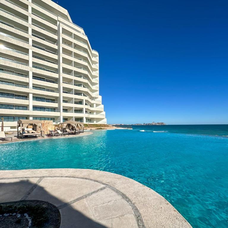 2BR Sandy Beach Beachfront Getaway - Apartment - 56