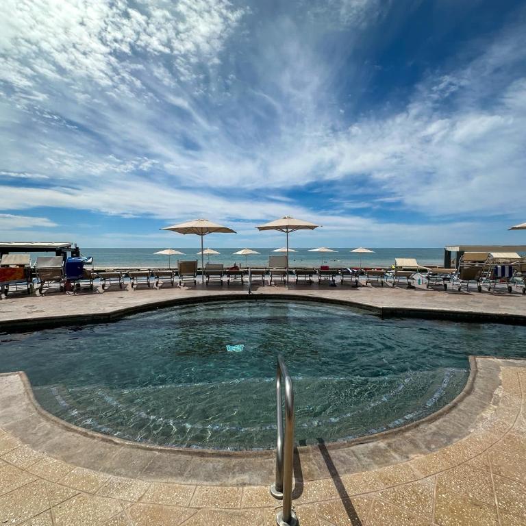 2BR Sandy Beach Beachfront Getaway - Apartment - 76