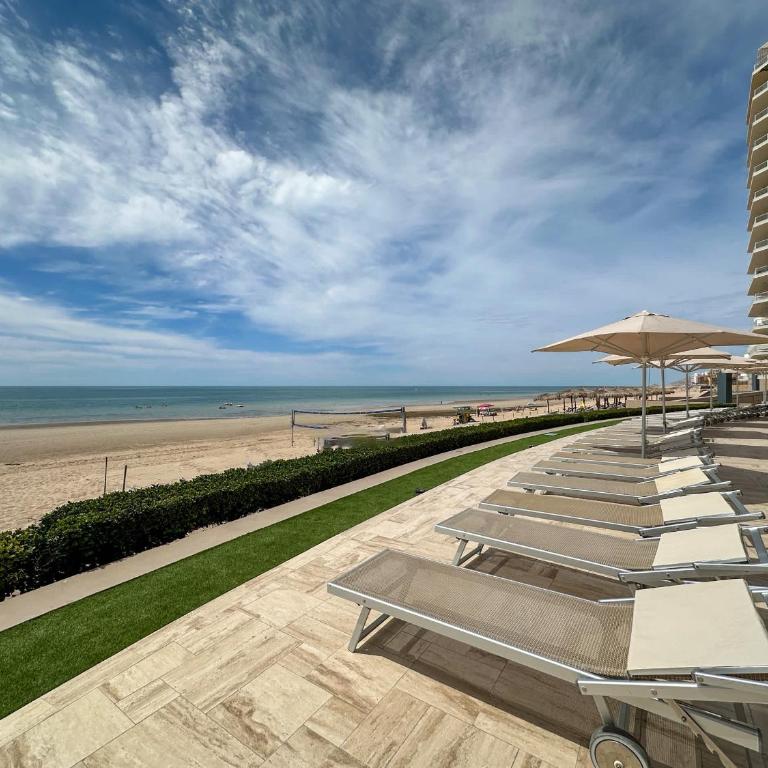 2BR Sandy Beach Beachfront Getaway - Apartment - 86