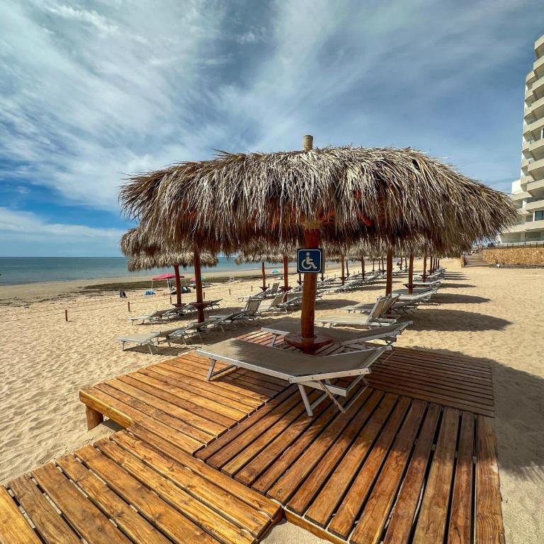 2BR Sandy Beach Beachfront Getaway - Apartment - 97