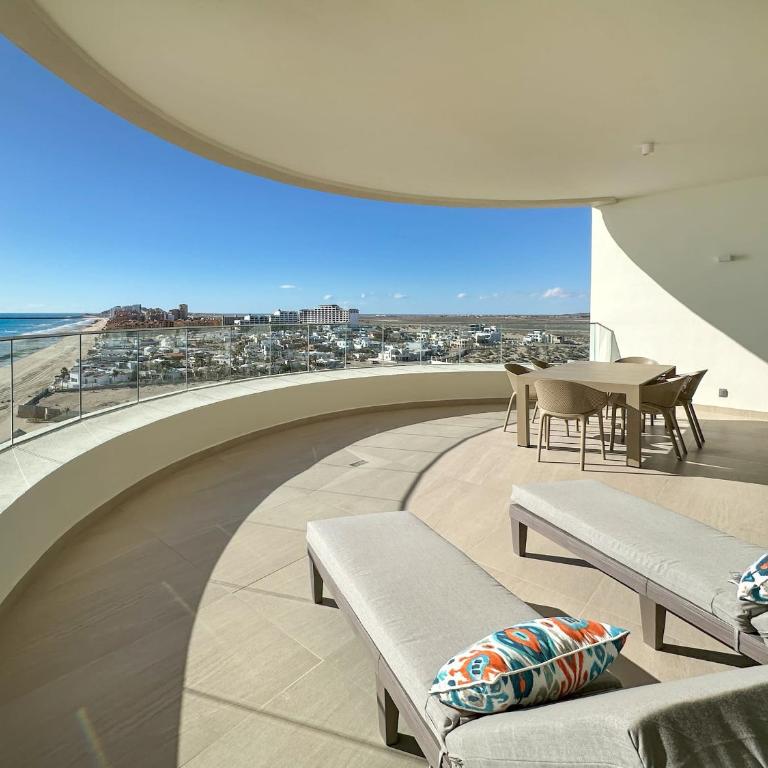 2BR Beachfront Retreat with Amazing Views - Apartment - 4