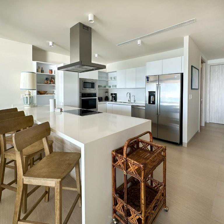 2BR Beachfront Retreat with Amazing Views - Apartment - 14