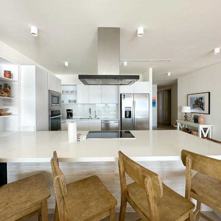 2BR Beachfront Retreat with Amazing Views - Apartment - 15