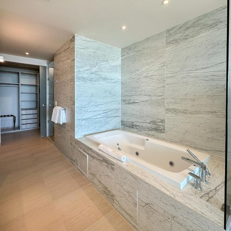 2BR Beachfront Retreat with Amazing Views - Apartment - 31