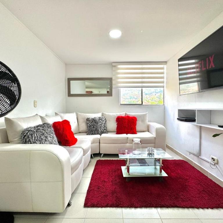 Zona Rosa de Medellín, Ubicación Central Cerca de Centros Comerciales y Tranvía del Metro - Apartamento de 3 dormitorios - 9