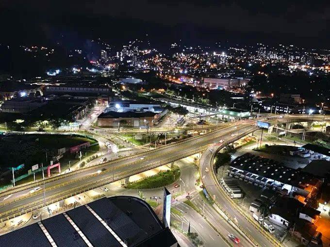 A 4 Minutos de la Estación del Metro, con Parqueadero, Piscinas, Sauna en Conjunto Privado - Apartamento de 2 dormitorios - 32