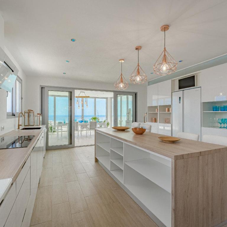 The Eagles Luxury Spa Villa Overlooking Siam Park Sleeps 14 - Villa Estándar - 9