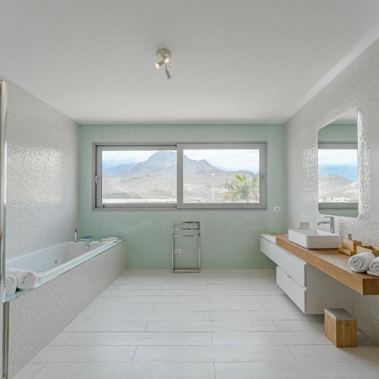 The Eagles Luxury Spa Villa Overlooking Siam Park Sleeps 14 - Villa Estándar - 28