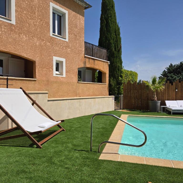 Hôtel Le SAINT-GENIÈS - Chambre Lit King-Size - Vue sur Piscine - 7