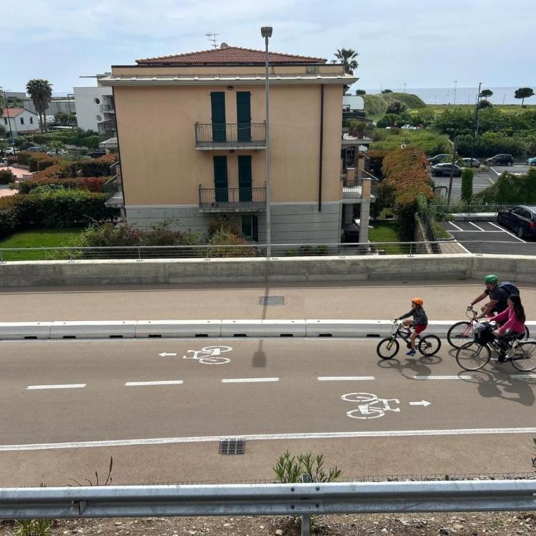Appartamento Incantevole a 100metri dal mare e accanto alla Pista Ciclabile - Appartamento Deluxe con 1 Camera da Letto e Vista Giardino - 5