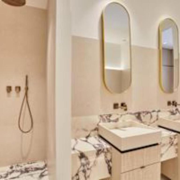 Sumptuous apartment with garden Arc de Triomphe - Three-Bedroom Apartment - 32