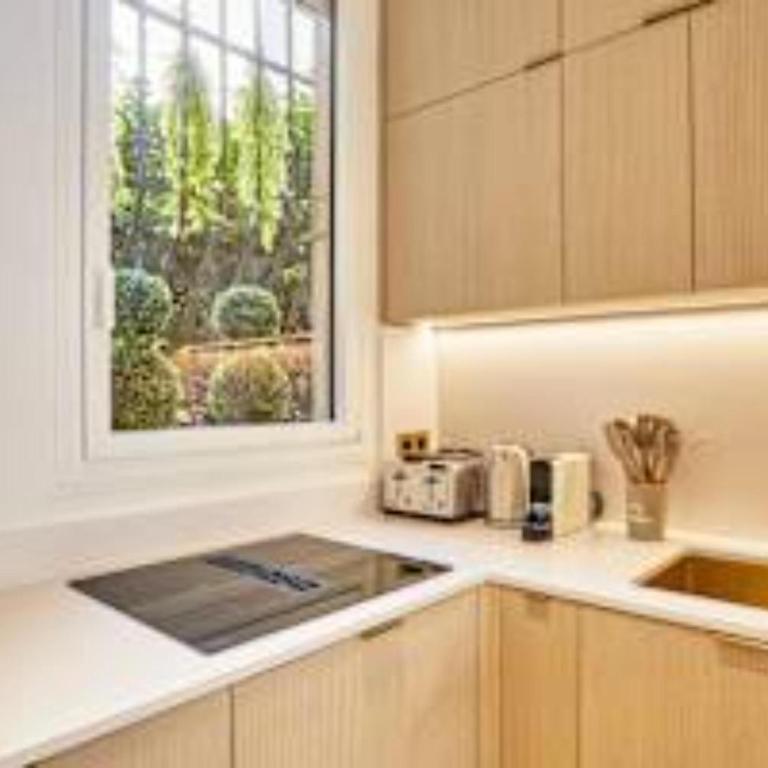 Sumptuous apartment with garden Arc de Triomphe - Three-Bedroom Apartment - 10