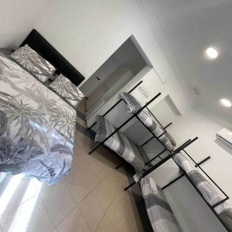 Hostel La Latina - Family Room with Shared Bathroom - 11