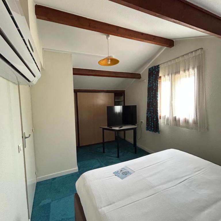 Kyriad Montpellier Aéroport - Parc Expo - Chambre Standard - 1 Lit Double et 3 Lits Simples - 7