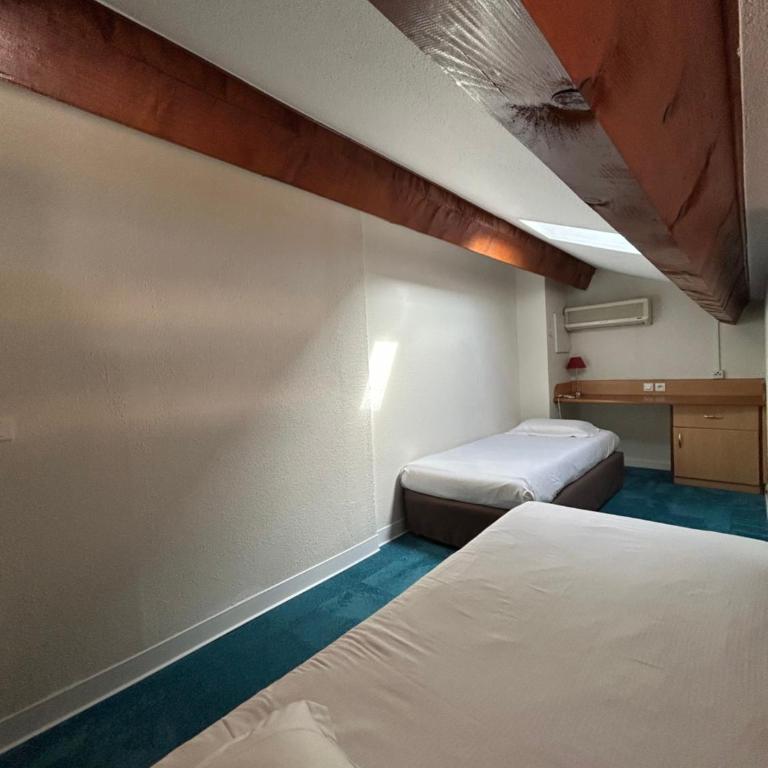 Kyriad Montpellier Aéroport - Parc Expo - Chambre Standard - 1 Lit Double et 3 Lits Simples - 5