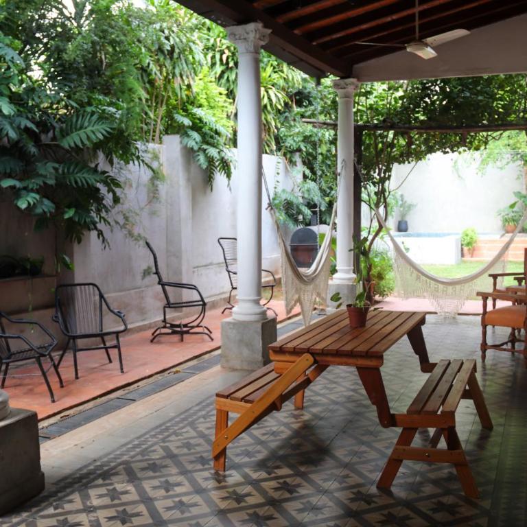 Dos habitaciones en casa colonial familiar con piscina en el centro de Asunción - Family Room with Balcony - 23