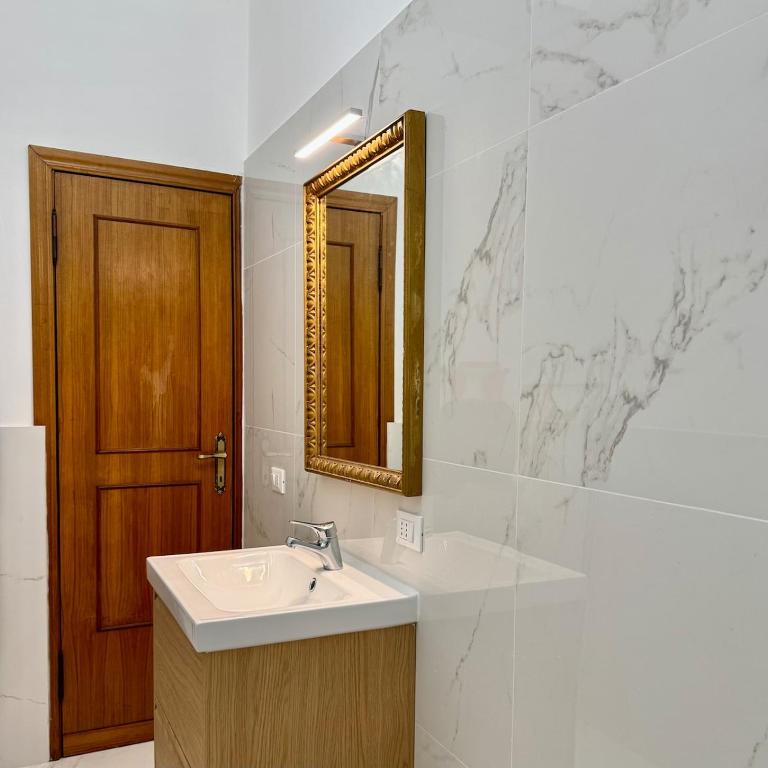 Elegant Home in Rome Appio, Wi-Fi, Subway - Appartamento con 2 Camere da Letto - 35