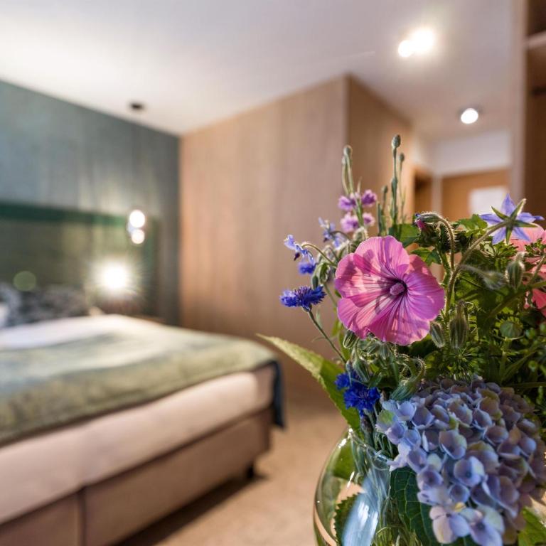 Hotel Jägerhof Mayrhofen - Zimmer mit Kingsize-Bett und Balkon - 5