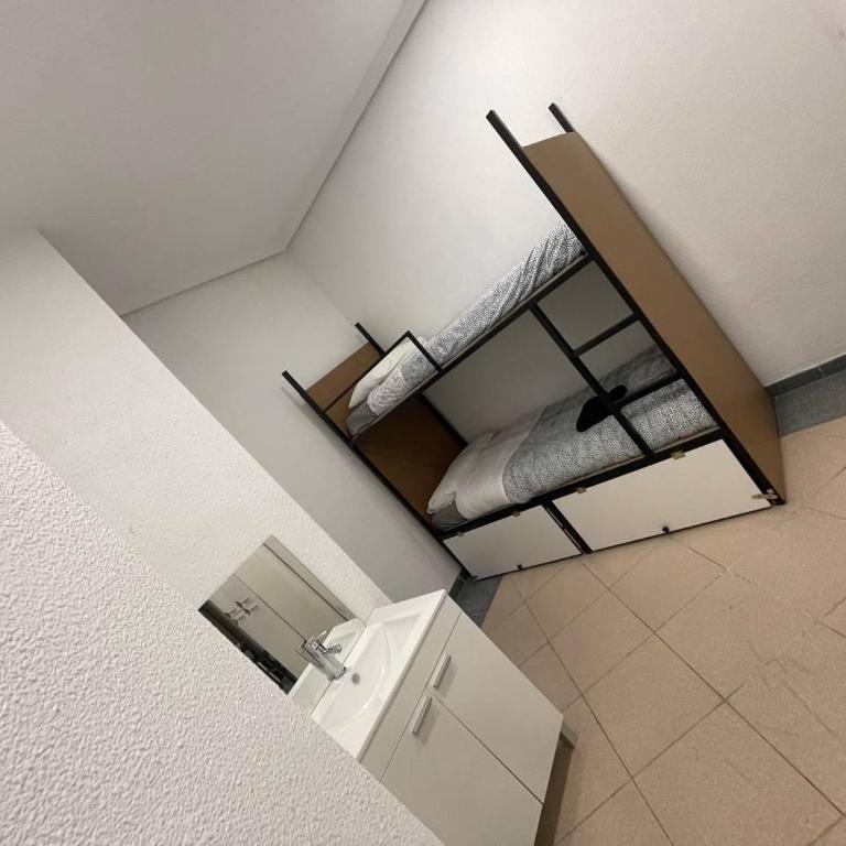 Hostel La Latina - Bed in 4-Bed Male Dormitory Room - 1