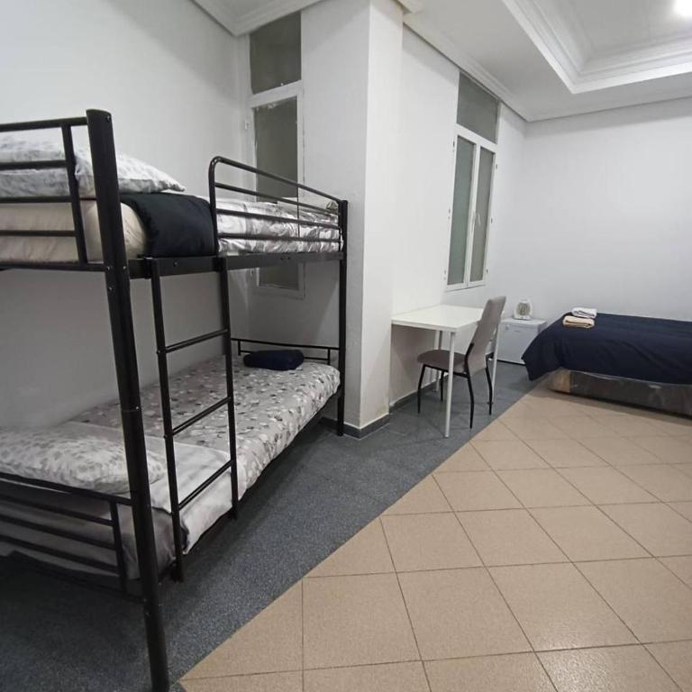 Hostel La Latina - Quadruple Room with Shared Bathroom - 4