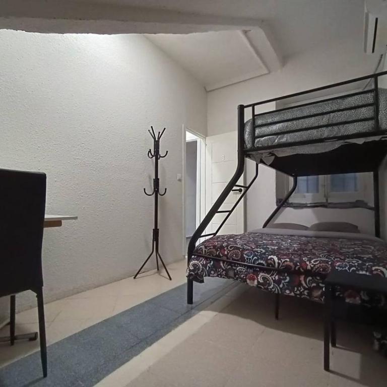 Hostel La Latina - Basic Triple Room with Shared Bathroom - 5