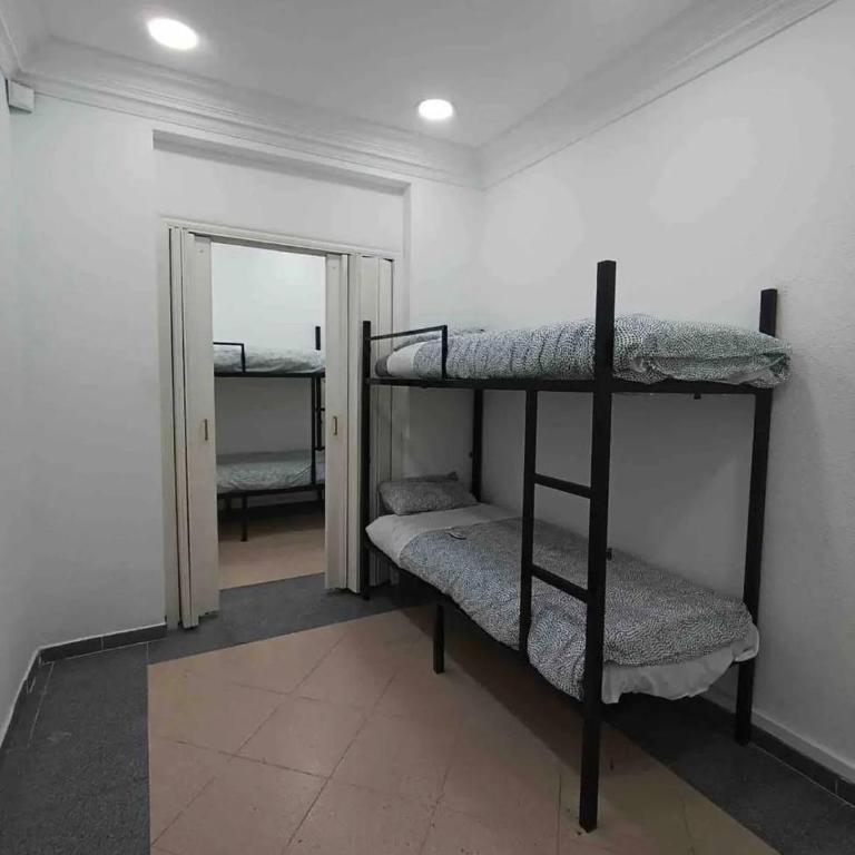 Hostel La Latina - Family Room with Shared Bathroom - 9