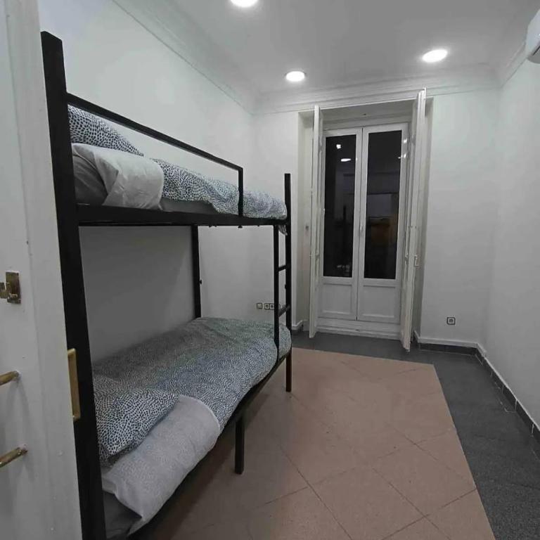 Hostel La Latina - Family Room with Shared Bathroom - 10