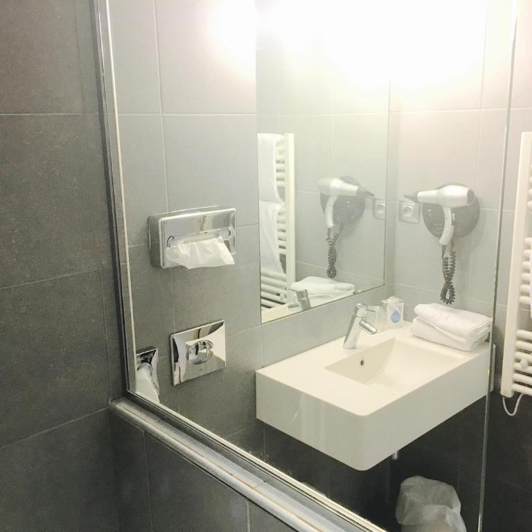 Best Western Bourgoin Jallieu - Chambre Lit Queen-Size Supérieure - Non-Fumeurs - 4