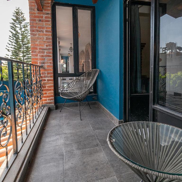 La Joya Azul SMA - LGBTQS - Queen Room with Balcony - 1