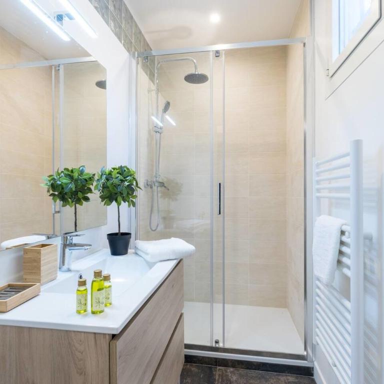 Extra spacious Apartment 5 min walk to Sea & Tram - Appartement - 17