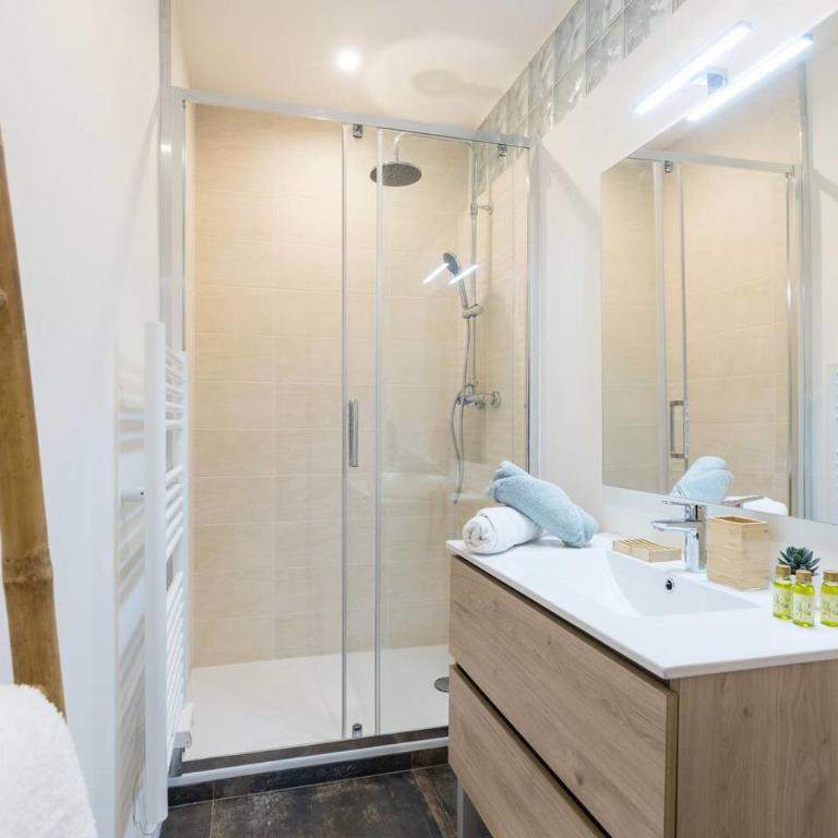 Extra spacious Apartment 5 min walk to Sea & Tram - Appartement - 18