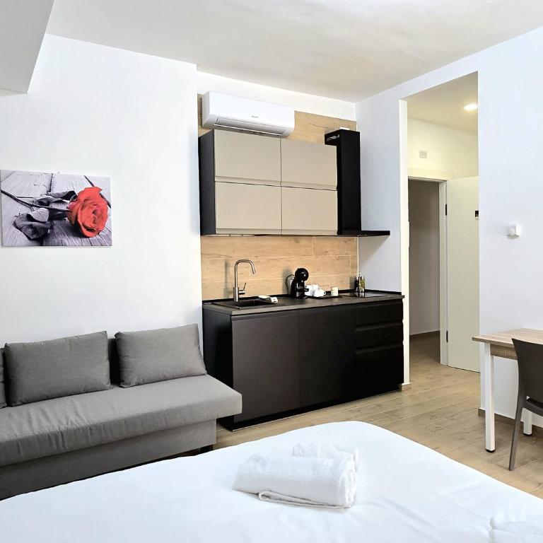 Rose Suites - Bari Stazione - Comfort Triple Room - 6