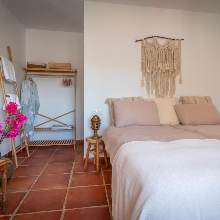 Casa Tragabalas - Habitación con cama extragrande y vistas a la piscina - 6