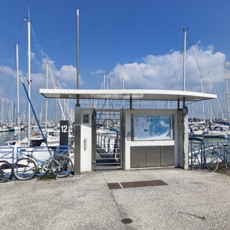 Sailboat land and sea, vegetated - Mobile Home - 4