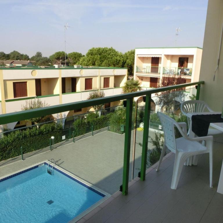 Family-friendly poolside tranquility - Apartment - 1