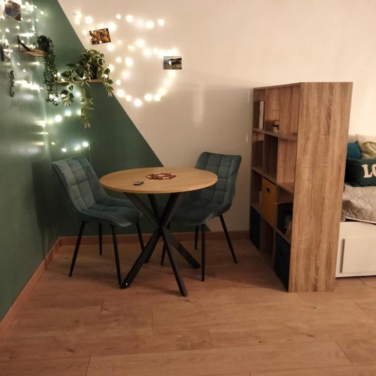 Appartement climatisé près centre - Apartment mit 2 Schlafzimmern und Stadtblick - 4