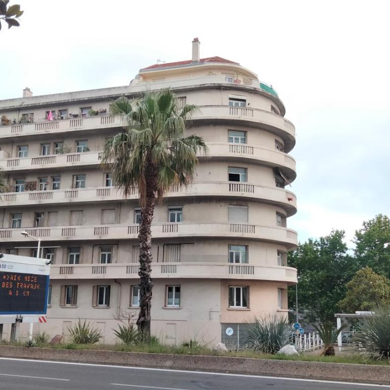 Appartement climatisé près centre - Apartment mit 2 Schlafzimmern und Stadtblick - 11