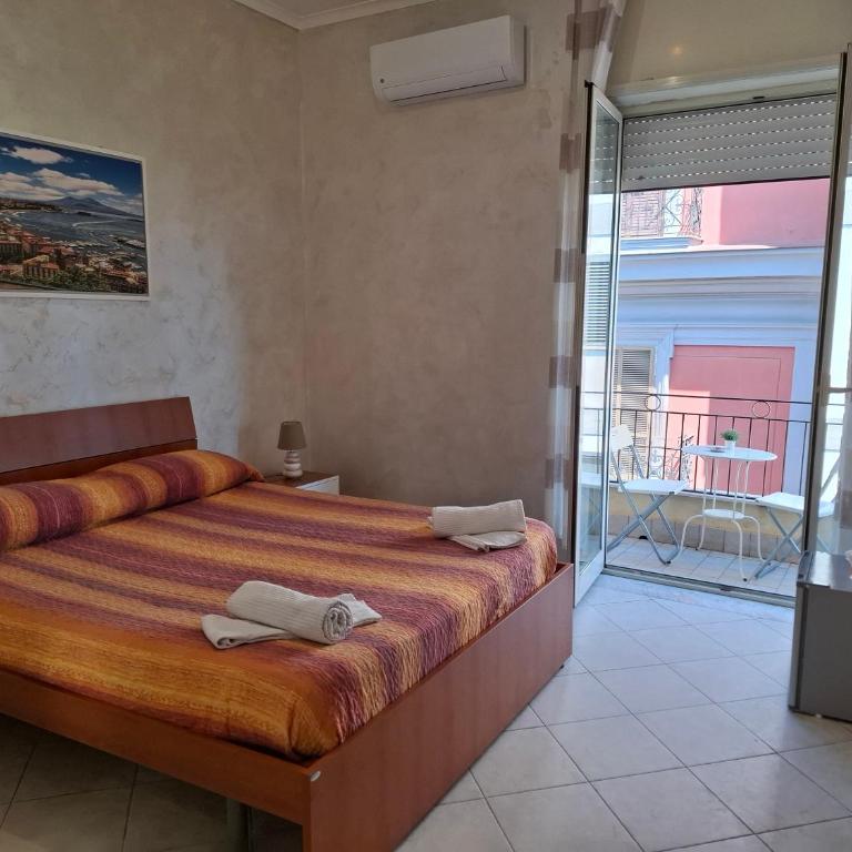 Napoli central - Double Room with Private Bathroom - 12